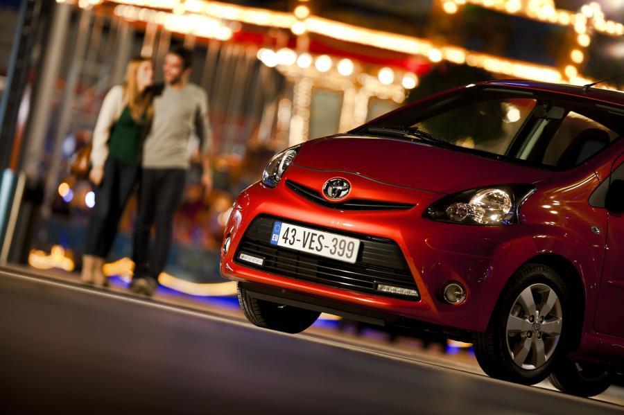  Toyota Aygo 5-Door 2012 года  (фото 5 из 9)